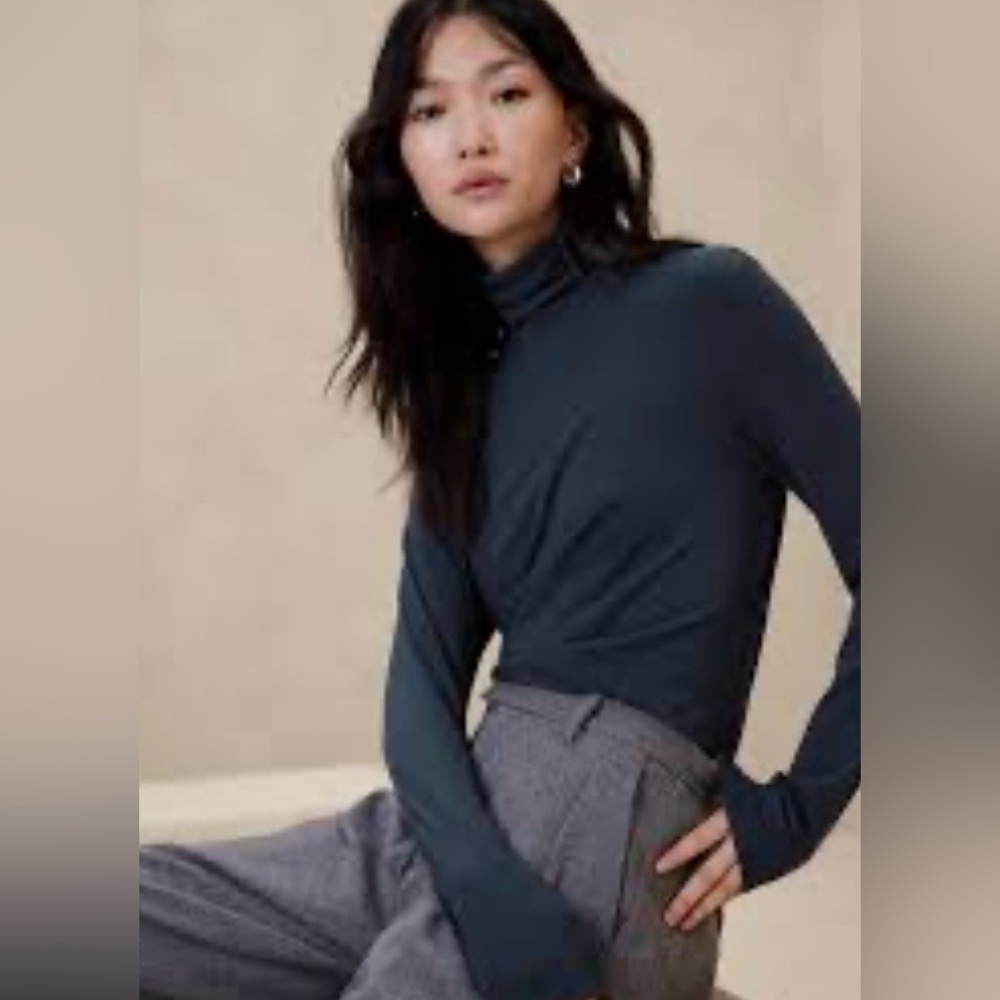 BANANA REPUBLIC FACTORY Women's
NWT "Timeless" Black Turtleneck Shirt Size XL